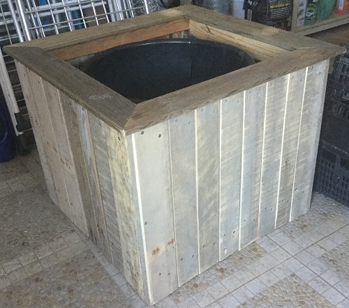 Pot cover upcycled from pallets