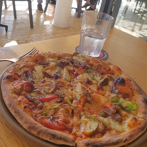 goats-cheese-fig-pepper-honey-pizzza